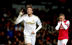 Swansea &#34;kéo sập&#34; pháo đài Emirates