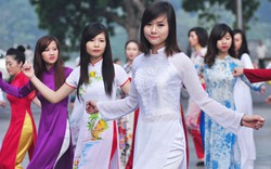 60 nữ sinh mặc áo dài, nhảy flashmob bên Hồ Gươm