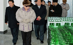 Ngắm lại Kim Jong-il và chiếc áo trứ danh