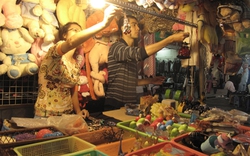 Hà Nội: Hàng Trung Quốc ngập chợ đêm phố cổ