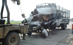Xe tải đâm container gây tai nạn thảm khốc