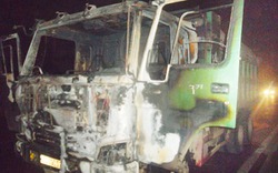Hà Nội: Xe tải phát hỏa giữa đêm, thiêu trụi cabin