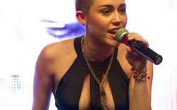 Áo cắt xẻ táo bạo, Miley Cyrus khoe ngực tròn lẳn