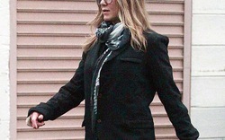 Jennifer Aniston cố che bụng bầu phát tướng?
