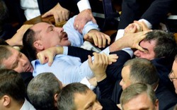 Các ông nghị Ukraina &#34;choảng nhau&#34; ở Quốc hội