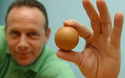 Cận cảnh quả trứng gà tròn như quả bóng bàn