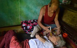 Cụ ông 87 tuổi, cụt 2 chân chăm vợ già liệt giường