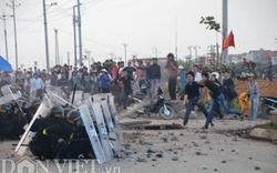 Mang quan tài, dùng gỗ đá tấn công cảnh sát tại dự án Kim Sơn