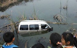 Trung Quốc: Xe buýt lao xuống ao, 11 học sinh chết thảm