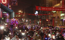 Clip: Đường phố Hà Nội ùn tắc trong đêm Giáng sinh