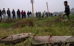 Hàng trăm người dân bắt quả tang đào trộm mộ