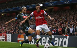 Ozil “mở tài khoản”, Arsenal bắn hạ Napoli