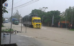 Ngập nặng ở Quỳnh Lưu, quốc lộ 1A ách tắc