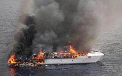 Du thuyền siêu sang phát nổ tan tành ngoài khơi Australia