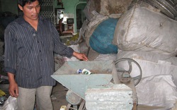 Nông dân sáng chế máy dập lon phế liệu