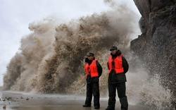 Siêu bão ở Trung Quốc: Đường thành sông, cầu thang thành thác đổ