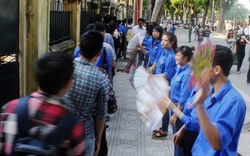 Clip: Sinh viên tình nguyện đứng nắng, quạt mát cho đồng bào về tiễn biệt Đại tướng