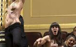 Bộ ba mỹ nữ ngực trần “đại náo” Quốc hội Tây Ban Nha