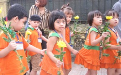 Các bé mẫu giáo ngoan ngoãn xếp hàng, cầm hoa về nhà Đại tướng