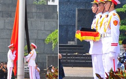 Clip: Trang nghiêm lễ treo cờ rủ trên quảng trường Ba Đình