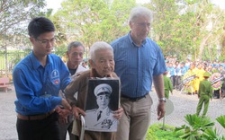 Cụ bà 92 tuổi vượt hơn 200 km viếng Đại tướng Võ Nguyên Giáp
