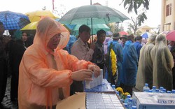 Quảng Bình: Hàng ngàn người đội mưa chờ viếng Đại tướng Võ Nguyên Giáp