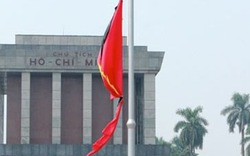 Hạ cờ rủ tại Quảng trường Ba Đình sau Quốc tang Đại tướng