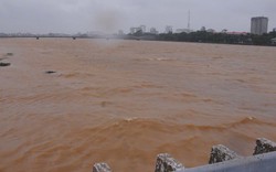 Nước sông Hương cuồn cuộn dâng, TT-Huế chuẩn bị đón lũ sau bão