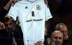 Ozil khiến Arsenal sốt vó trong ngày sinh nhật