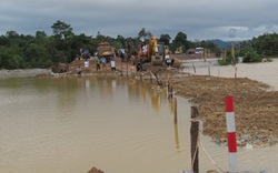 Hà Tĩnh: Quốc lộ 15A ngập lụt, giao thông ách tắc