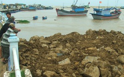 Doanh nghiệp hỗ trợ chống sạt lở cảng cá 