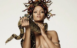 Rihanna vác rắn quấn ngực trần, lộ hình xăm lớn