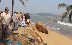 Chùm ảnh: Dân đổ xô ra cửa biển bày tỏ bức xúc với lãnh đạo tỉnh