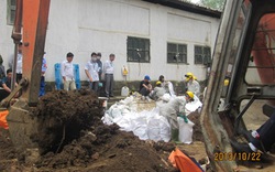 Vụ chôn thuốc trừ sâu ở Thanh Hóa: Dừng khai quật  vì thiếu... tiền