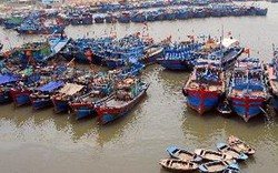 Quảng Ngãi:  Tặng tàu cá và thiết bị hỗ trợ  đánh bắt cho ngư dân