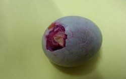 Sóc Trăng: Phát hoảng với lô trứng vịt màu đỏ máu bất thường