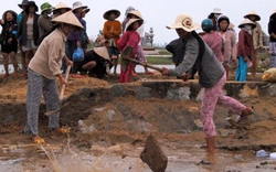 Hàng ngàn người cuồng nộ phá lăng vì cho rằng &#34;động&#34; long mạch