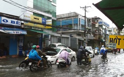 TP.HCM - đường biến thành sông