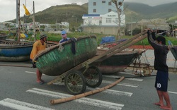 Thuyền &#34;lên phố&#34; trú bão