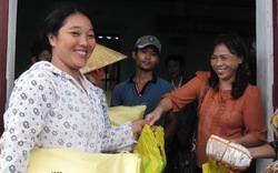 Cty CP Phân bón Bình Điền, Báo NTNN trao quà tại vùng lũ Quảng Bình, Quảng Trị