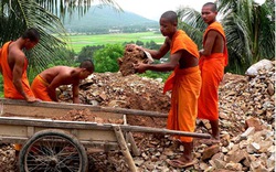 Người Khmer chung tay  xây dựng phum, sóc