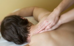 Vào nhà nghỉ với gái massage, mất luôn 200 triệu