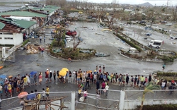 Philippines: Siêu bão đi cửa trước, siêu cướp bóc đến cửa sau