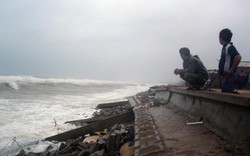 Kè biển bị sóng đánh vỡ 150m, người dân vẫn vô tư... đứng xem
