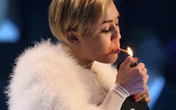 Diện quần chíp, Miley Cyrus phì phèo thuốc trên sân khấu 