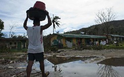 Nhận được nhiều hàng cứu trợ, dân Philippines vẫn đói