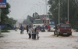 Hàng trăm ngàn người dân miền Trung bị cô lập trong lũ lớn