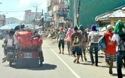 Ảnh: Dân Tacloban rồng rắn rời thành phố sau &#34;thảm họa&#34; Haiyan