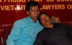 Ông Chấn lên Hà Nội nhờ luật sư tư vấn đòi bồi thường oan sai