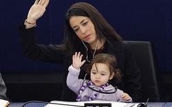 Dân mạng phát sốt vì nữ “nghị sĩ” 2 tuổi của Italia